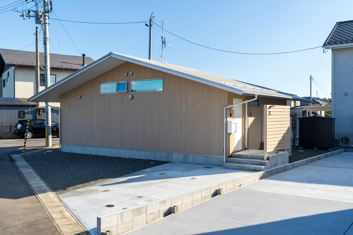 内と外をつなぐ板張りの平屋